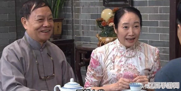 兰姨捂着嘴生怕发出声音吵 网友评论她的默默守护让人感动不已