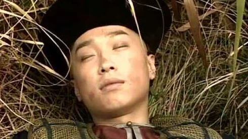 福伦在山洞里找到紫薇，惊现蛇咬情况需及时处理