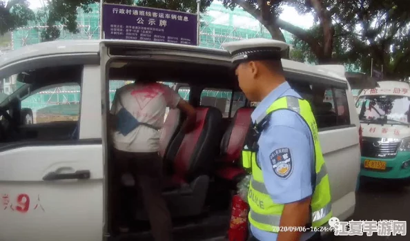 赵丽雅正搭公交车准备回家，网友纷纷表示：她真接地气，亲民形象让人倍感亲切！