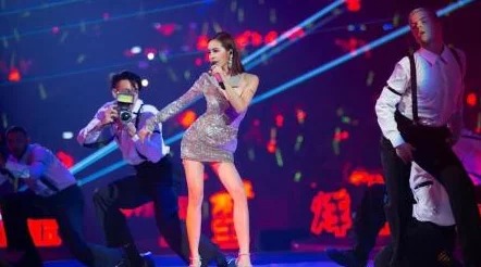 欧美video：网友热议热舞风潮，互动频繁引发争议与赞誉，令人欲罢不能的视觉盛宴