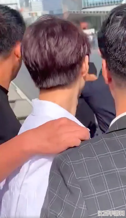 老师露出 强行让男生揉软件，网友评论：这样的行为真是不可思议，教育应该是尊重和引导，而不是强迫！