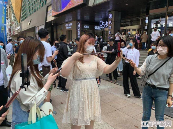 探店达人城中村扫街捡到宝，发现隐藏在城市角落的独特美食与手工艺品，让人惊喜连连，值得一游