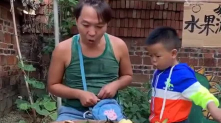 小孩子和邻居姐姐拔钢筋:令人啼笑皆非的搞笑场面让人捧腹大笑 小孩子和邻居姐姐拔钢筋:令人啼笑皆非的搞笑场面让人捧腹大笑