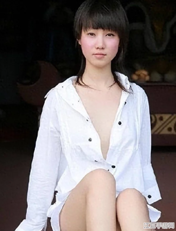 张莜雨打开双腿露出玉门中文：惊艳绝伦的性感诱惑姿势展示