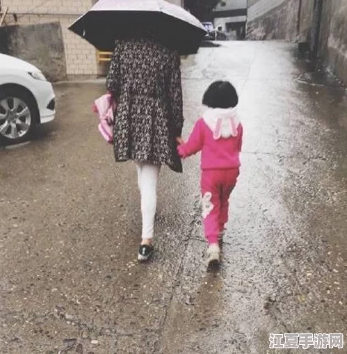 在雨中潮湿的雨中母亲的悄悄话，网友热评：这篇文章深情细腻，让人感受到母爱的温暖与无私。