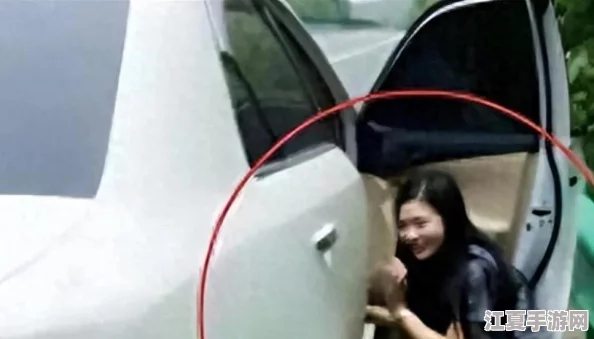 美女露出尿口引发网友热议：有人称赞其勇敢，有人则批评不雅，争议不断！