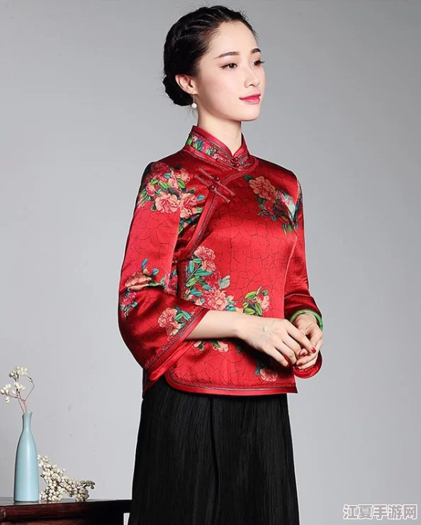 老师黑色双开真丝旗袍的寓意：优雅与独特气质的完美结合，真是让人眼前一亮！