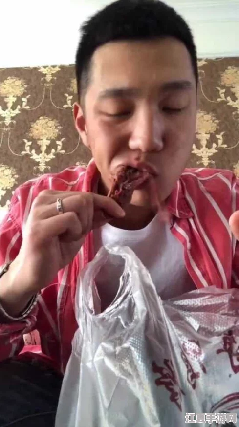 男生吃小头头图片，网友纷纷表示惊艳和搞笑，创意独特让人好奇！